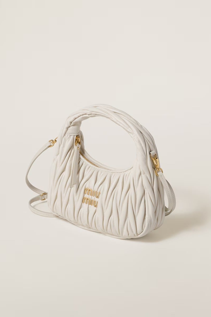 مياو مياو حقيبة كتف MIU Wander من جلد النابا مع حزام كروس بودي وإغلاق بسحاب - Image 2