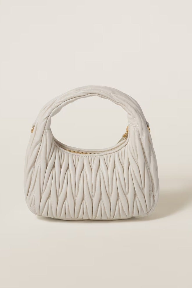 مياو مياو حقيبة كتف MIU Wander من جلد النابا مع حزام كروس بودي وإغلاق بسحاب - Image 3