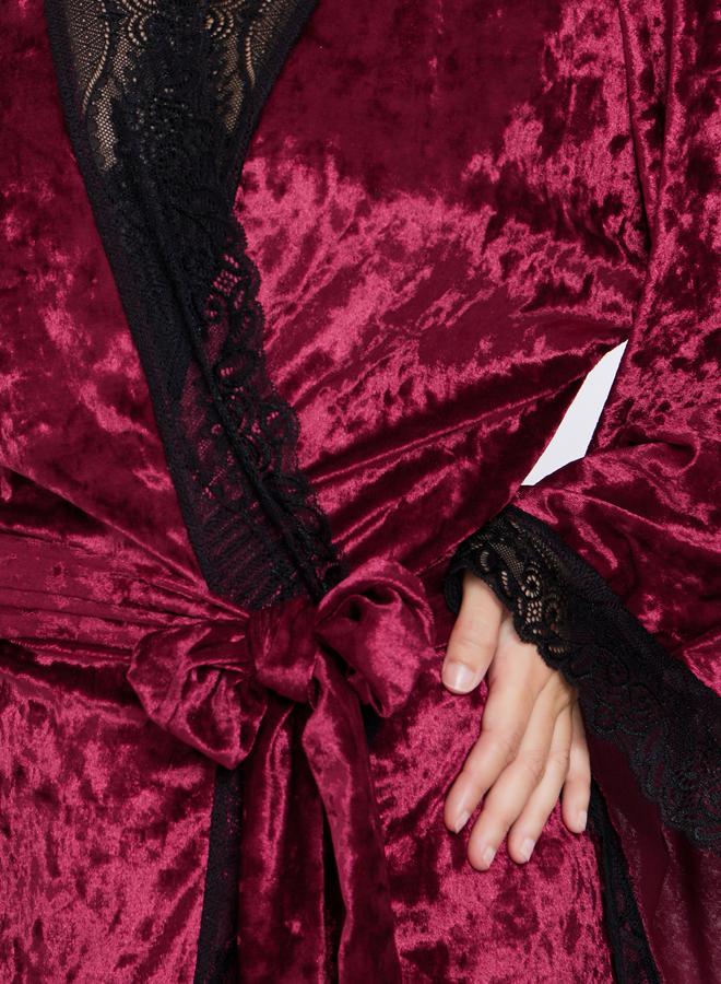 ستايلي روب مخملي مجعد بأكمام واسعة وتفاصيل دانتيل متباينة - Image 3