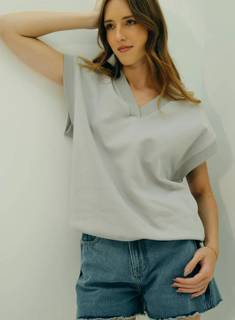 فيرجيو تيشيرت قطن فيرجيو بياقة على شكل حرف  كبير الحجم