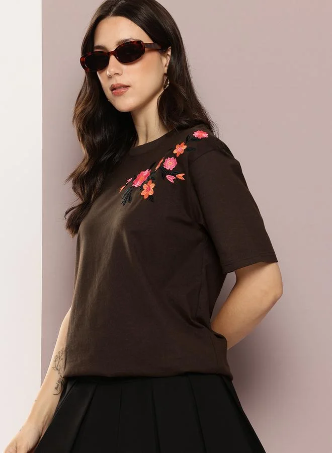 ديلينجر تيشيرت واسع بتفاصيل مُطرّزة