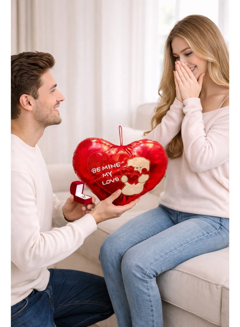 وسادة محشوة على شكل قلب بتصميم دبدوب، باللون الأحمر، مقاس 40 سم، مطرزة بعبارة "Be Mine My Love"، هدية رومانسية لعيد الحب للزوجة أو الحبيبة أو الأطفال، مناسبة لتزيين المنزل. هدية مثالية لعيد الفالنتاين - Image 4