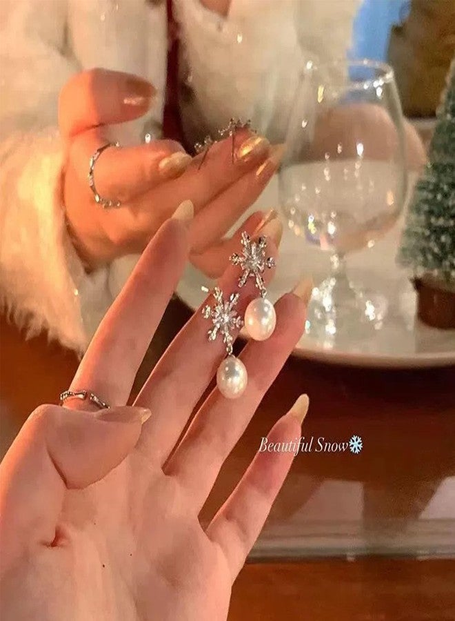 اتش تي اتش أقراط شجرة عيد الميلاد للنساء من HTH، مرصعة بأحجار الراين الملونة واللؤلؤ، مع جرس صغير وقوس وشكل ندفة ثلجية، هدية مثالية لحفلات عيد الميلاد (لؤلؤي، أخضر) - Image 2