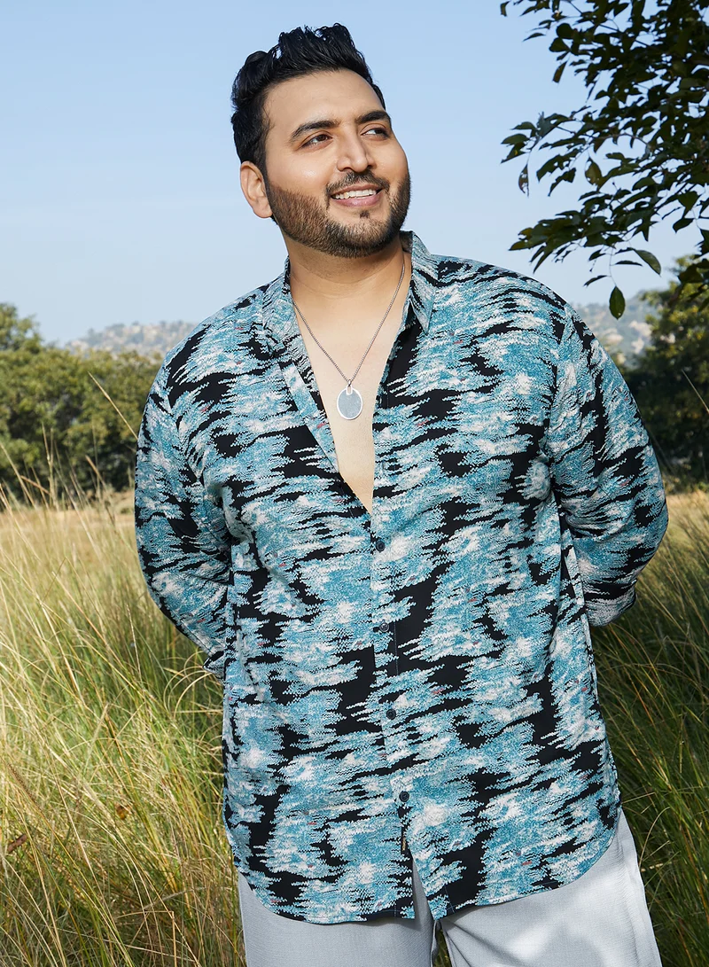 انستافاب بلس قميص رجالي مقاس بلس بلون أزرق سماوي وأسود ليلي بتصميم متباين للارتداء الكاجوال بياقة عريضة وأكمام طويلة بأزرار