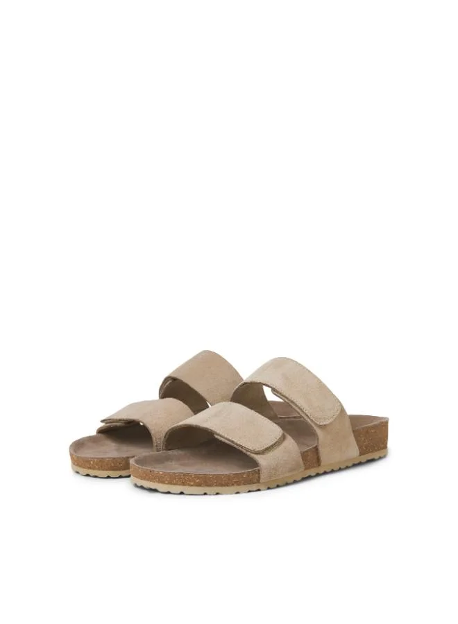 جاك اند جونز صنادل كاجوال