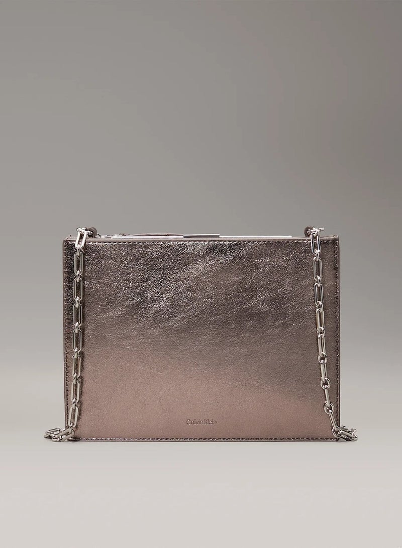 كالفن كلاين شنطة كروس بلون معدني - Image 1