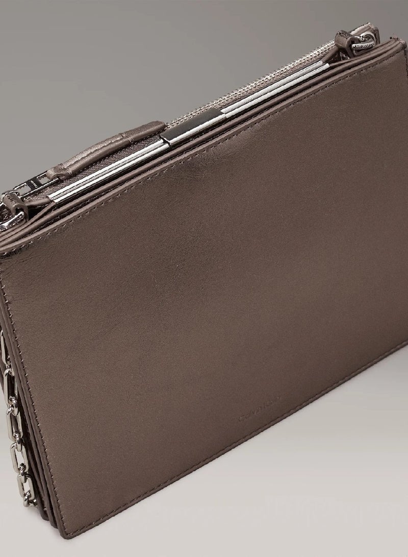 كالفن كلاين شنطة كروس بلون معدني - Image 3