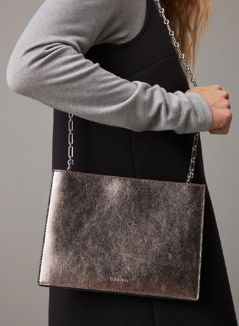 كالفن كلاين شنطة كروس بلون معدني - Image 5