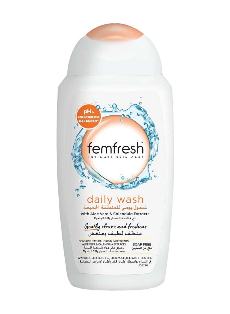femfresh femfresh Daily Care Hygiene Kit For Women Intimate Areas 3 pieces Gentle Safe And suitable for Feminine Areas Consisting Of Daily Wash With Aloe Vera Extract, Refreshing Spray And Rebalancing Powder - Image 2