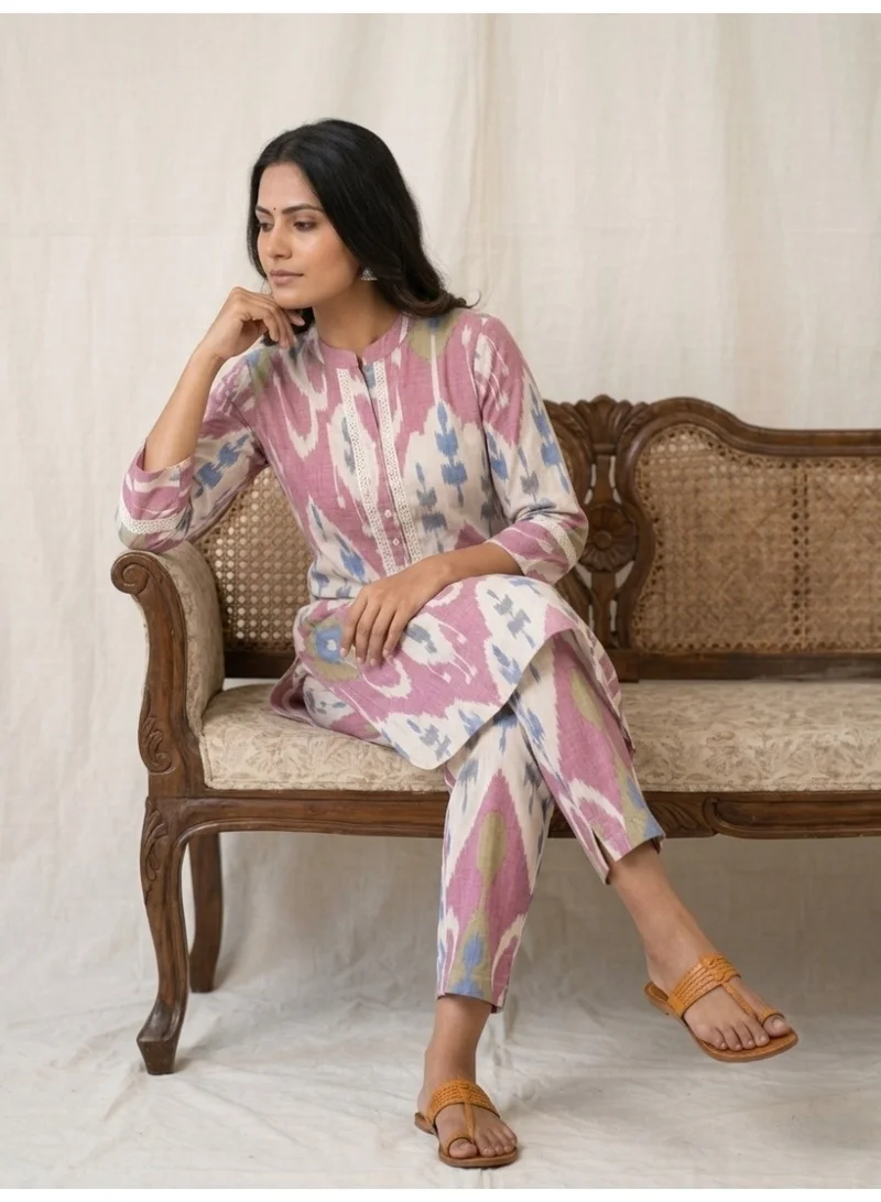 ثوجفيت طقم قطني متناسق (Co-ord Set) أنيق بنقشة "إيكات" باللون الوردي الموف