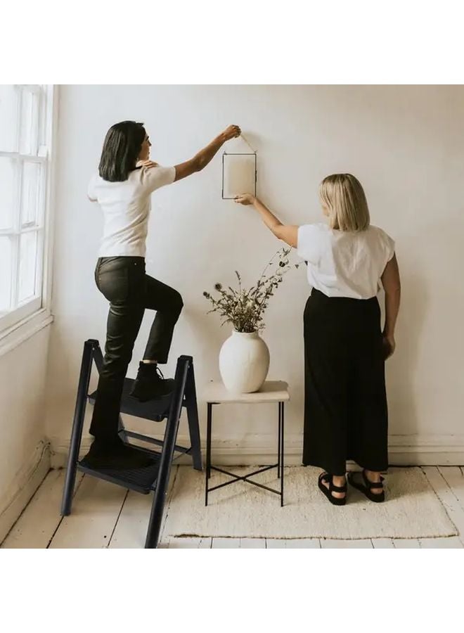 سلم قابل للطي بخطوتين، كرسي معدني خفيف الوزن ومحمول مع درجات عريضة مانعة للانزلاق - Image 4