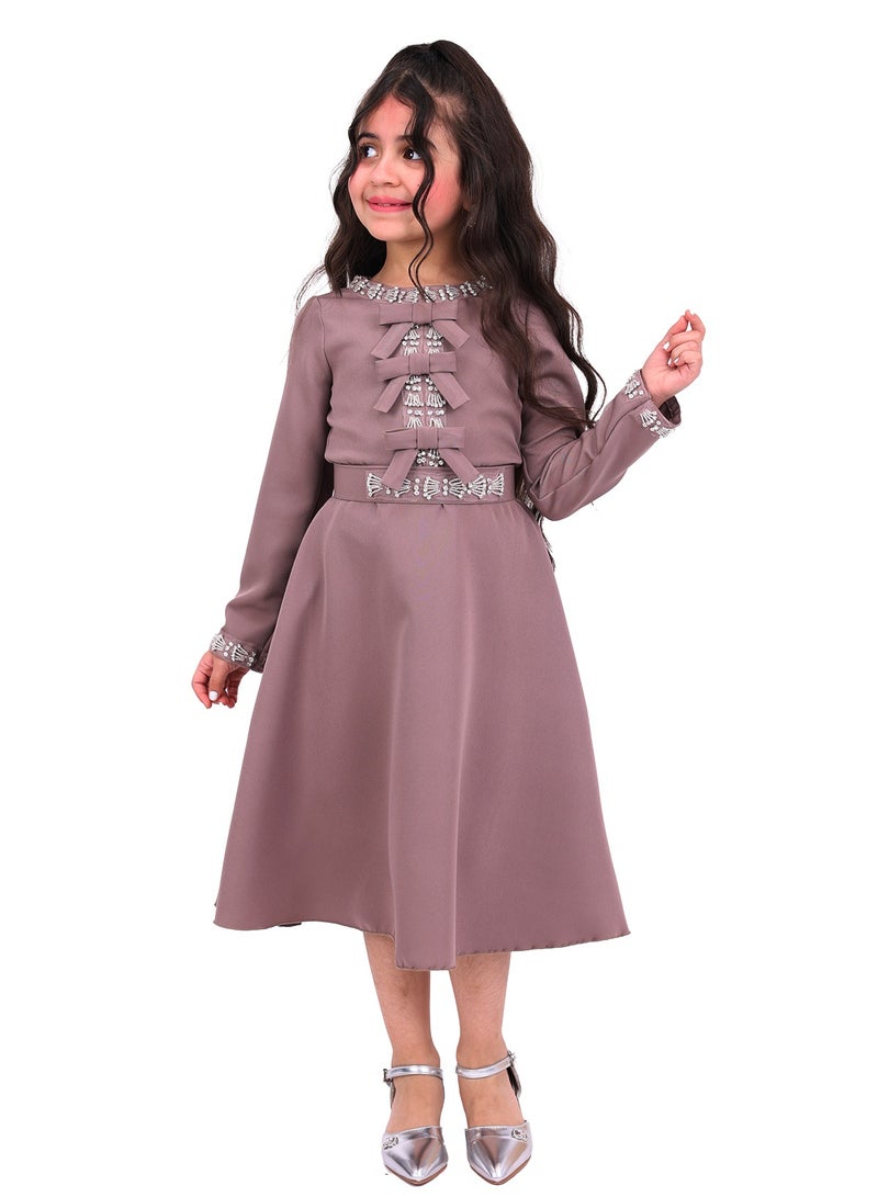 مودرن ديزاين فستان ناعم أطفال مصمم بأسلوب يجمع بين الأناقة والأنوثة بأكمام طويلة مطرزة الأطراف تضيف لمسة راقية وفاخرة لطفلتك - Image 1