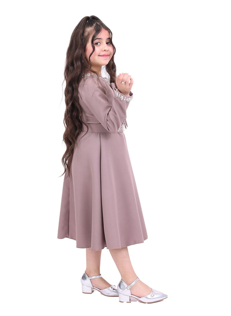 مودرن ديزاين فستان ناعم أطفال مصمم بأسلوب يجمع بين الأناقة والأنوثة بأكمام طويلة مطرزة الأطراف تضيف لمسة راقية وفاخرة لطفلتك - Image 2