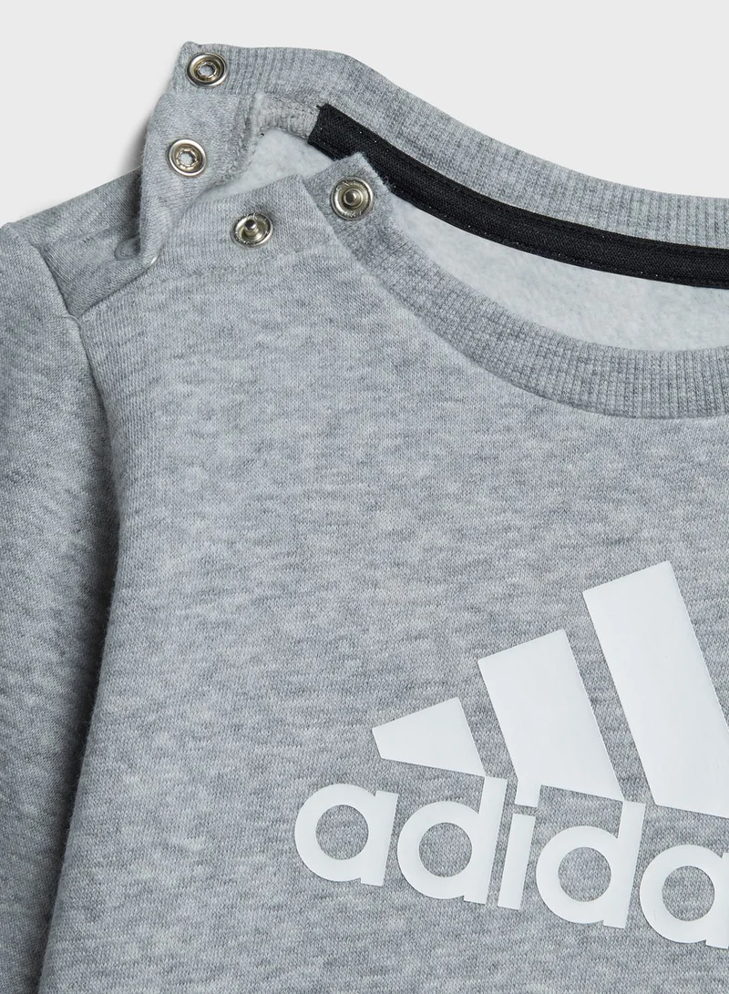 adidas بدلة رياضية بشعار الماركة