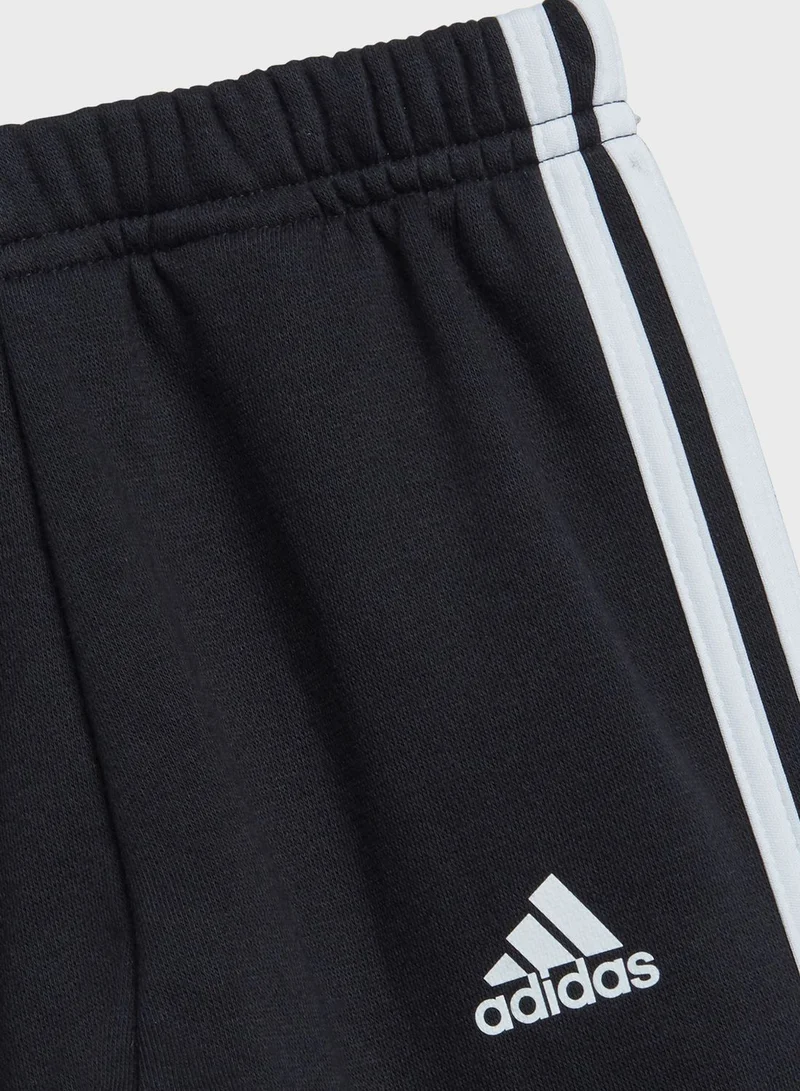 adidas بدلة رياضية بشعار الماركة