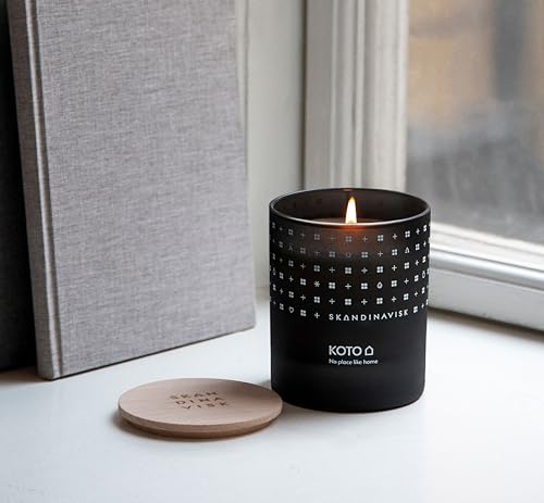 Skandinavisk KOTO 'Home' Scented Candle. Fragrance Notes: Vanilla Beans and Dried Orange Peel, Amber and Leather. 7.0 oz. - Image 4