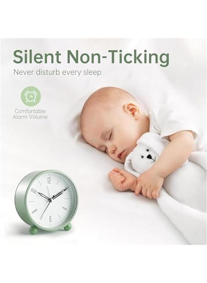 ساعة منبه من دوركو، ساعة صغيرة صامتة للغاية مقاس 4 انش مع ضوء ليلي، تعمل بالبطارية، تصميم بسيط، ديكور بنمط المريمية القديم، لغرفة النوم، بجانب السرير، المكتب، للبالغين، هدية للاطفال (اخضر)