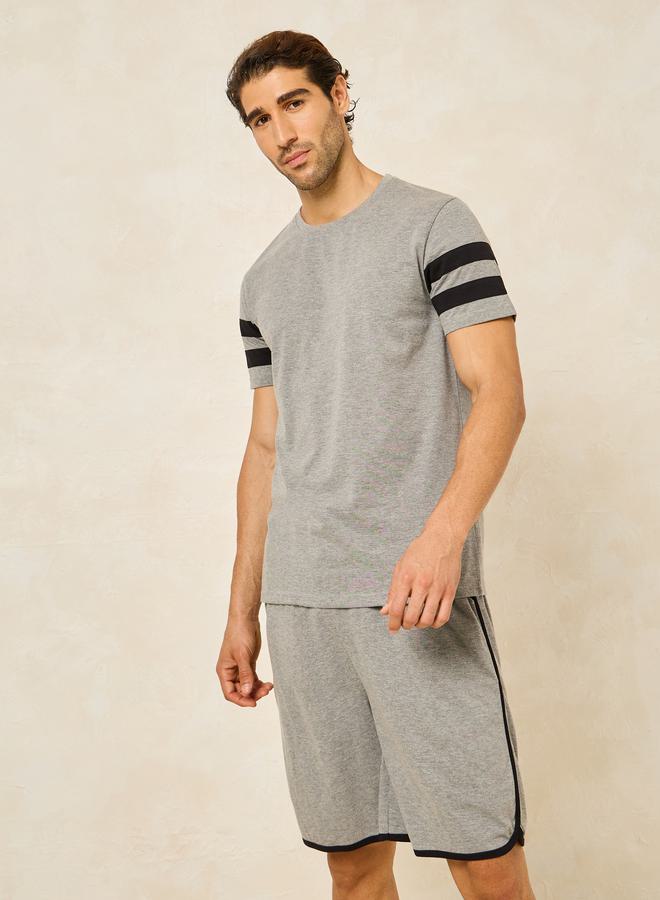 ستايلي طقم تي شيرت وشورت بطبعة صدر ستايلي - Image 1