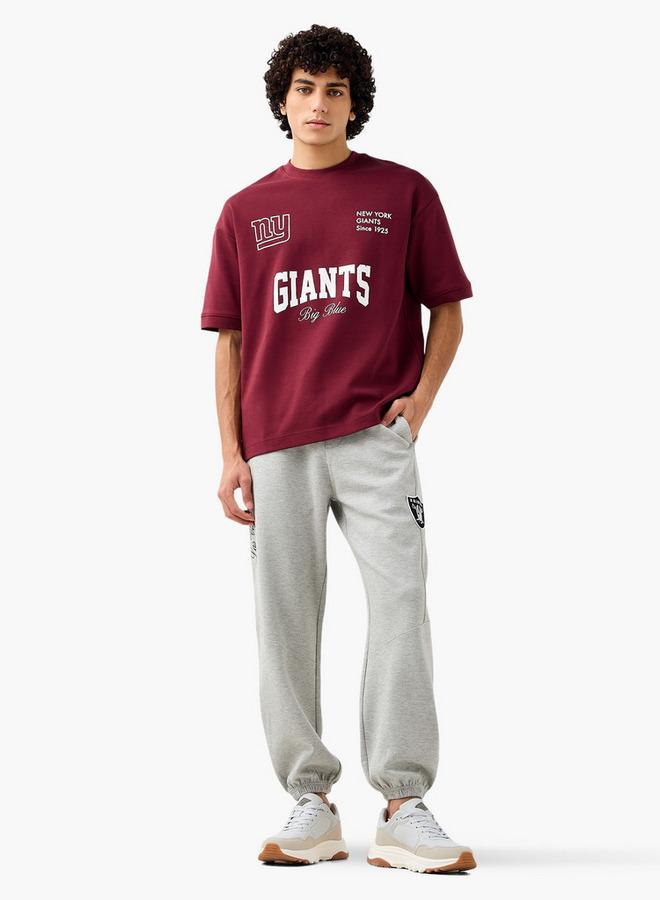 اس بي كاركترز تيشيرت رجالي بطبعة نيويورك جاينتس بياقة دائرية وأكمام قصيرة بقصة مريحة - Image 2