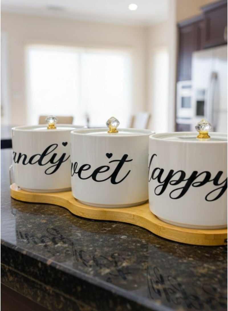 كذا هوم كاسا هوم طقم برطمانات بورسلين 3 قطع مع صينية بامبو – برطمانات بخط زخرفي أبيض ومقابض كريستالية بواجهة متعددة الأوجه ولمسات ذهبية – تخزين أنيق للقهوة والشاي والسكر - Image 1