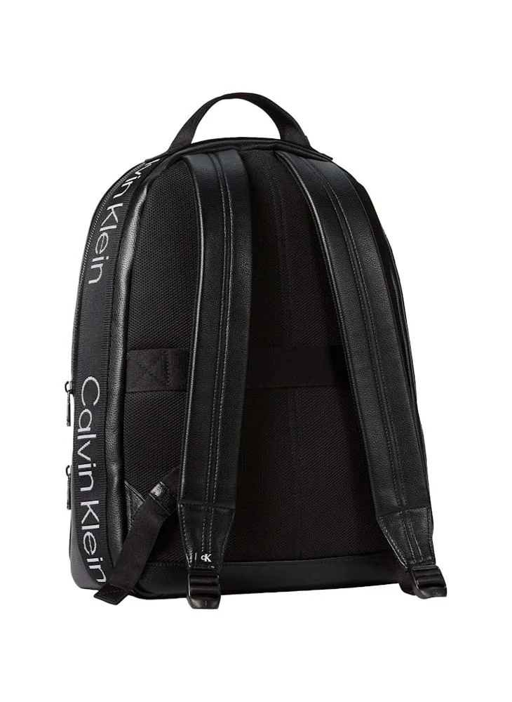 كالفن كلاين حقيبة ظهر دائرية بحزام شبكي