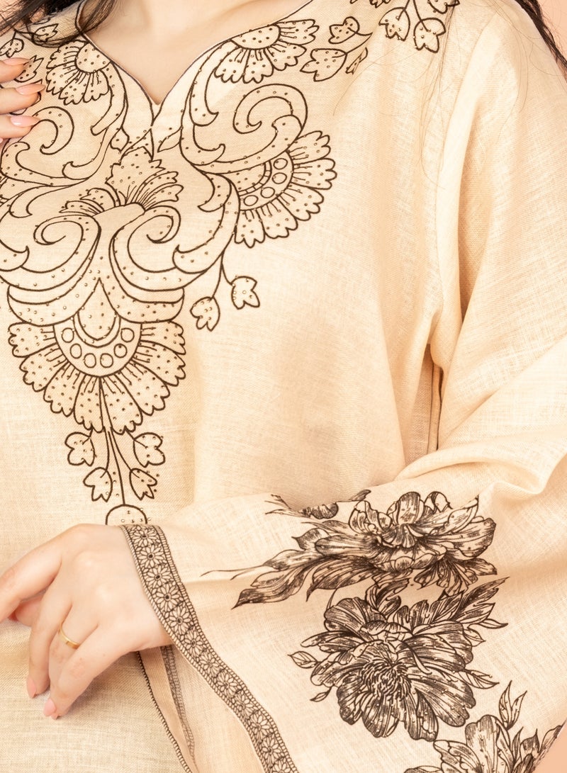 اكسا جلابية مزينة بلمسة زهور بلون بيج - Image 2