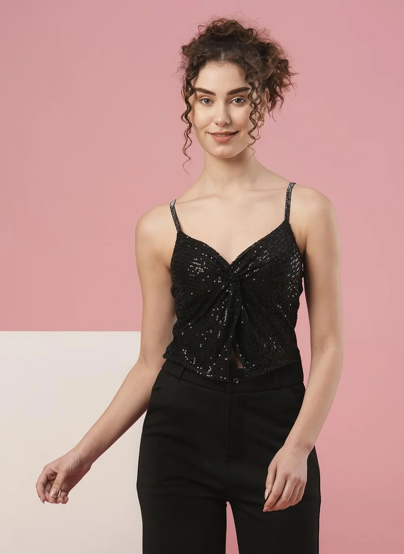 جلو باص بلوزة حفلات نسائية بياقة قلب وأشرطة كتف بتفاصيل ملتفة وترتر