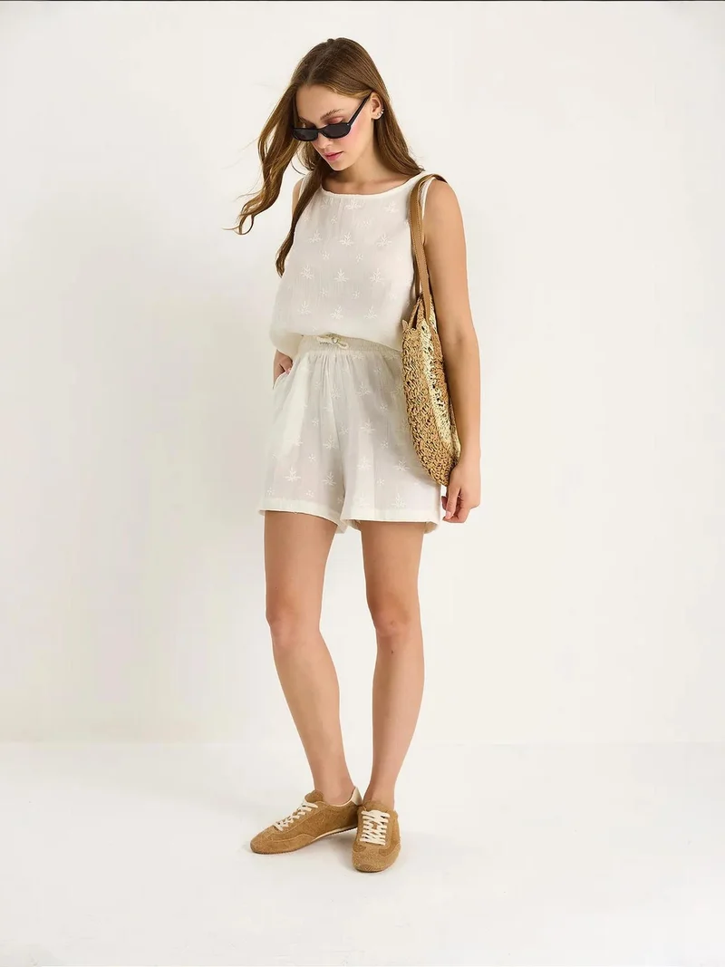 بيانكو لوتشي طقم نسائي قصير بخصر عالٍ من قطعتين مع إغلاق بأزرار