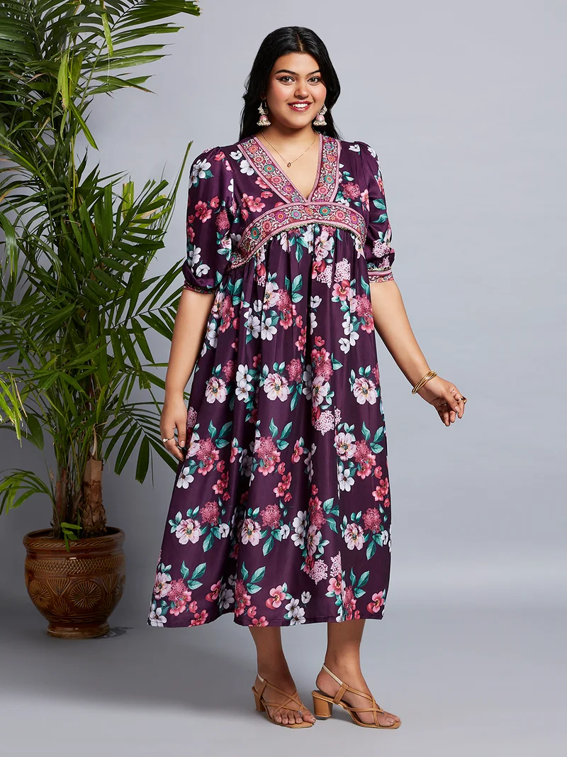 جلو باص فستان ميدي مقاس كبير نسائي برقبة  وأكمام منفوخة بطبعات زهور وتفاصيل دانتيل