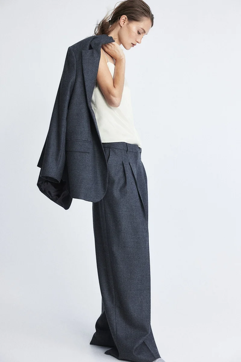 اتش اند ام بلوزة بحمالات مرصعة بأحجار الراين