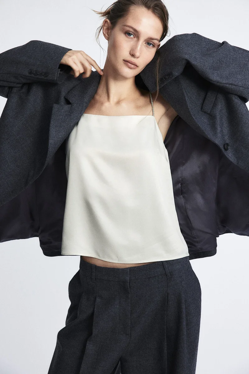 اتش اند ام بلوزة بحمالات مرصعة بأحجار الراين