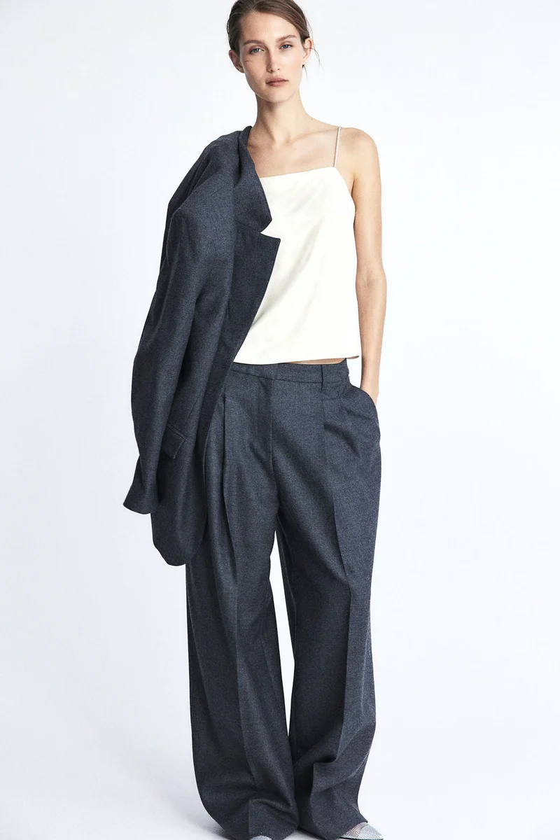 اتش اند ام بلوزة بحمالات مرصعة بأحجار الراين