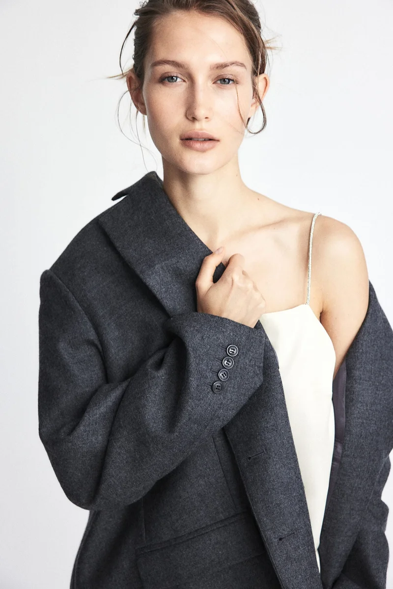 اتش اند ام بلوزة بحمالات مرصعة بأحجار الراين