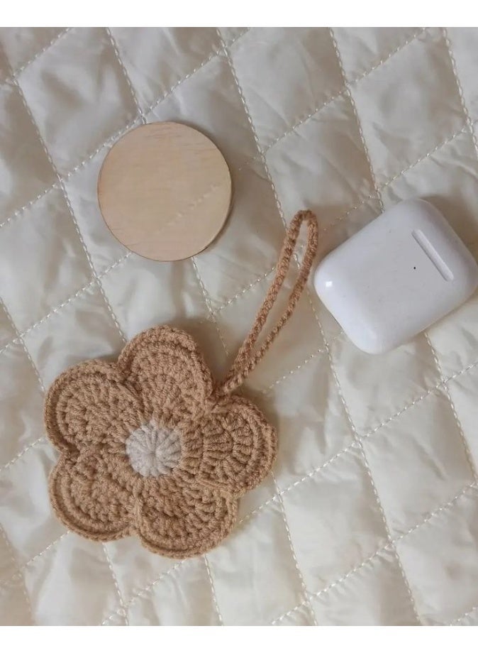 قلادة زهرة مصنوعة يدويًا بالكروشيه مع غطاء لحافظة AirPods | سلسلة مفاتيح زهرية لطيفة وحافظة واقية | هدية جميلة لتزيين الحقيبة للفتيات - Image 1