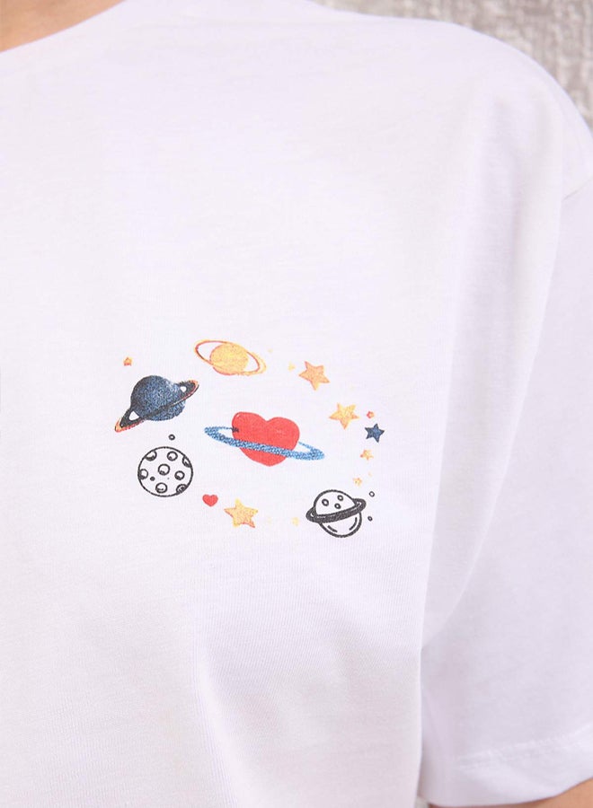 trendyol White Galaxy Printed Relaxed/Comfortable Fit 100% Cotton Crop Knitted T-Shirt - Image 3