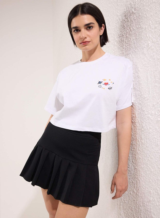 trendyol White Galaxy Printed Relaxed/Comfortable Fit 100% Cotton Crop Knitted T-Shirt - Image 2