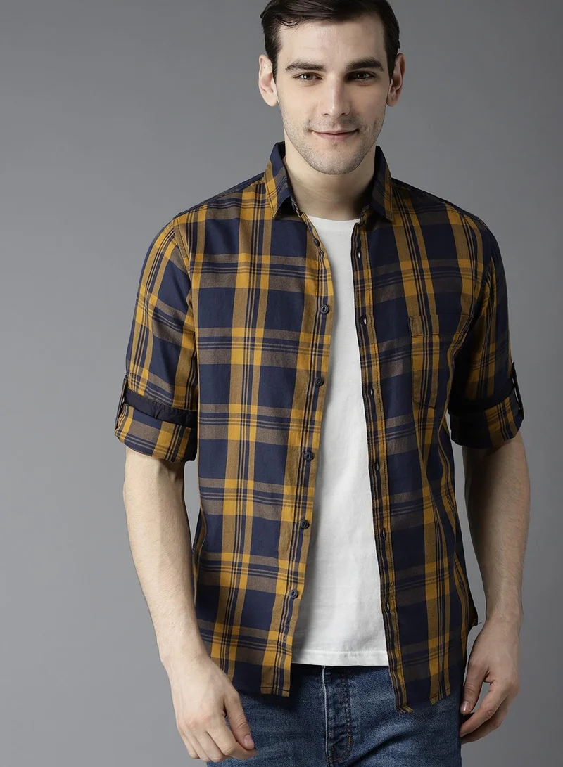 دينيس لينغو قميص قطني كاجوال بقصة ضيقة باللون الخردلي والأزرق