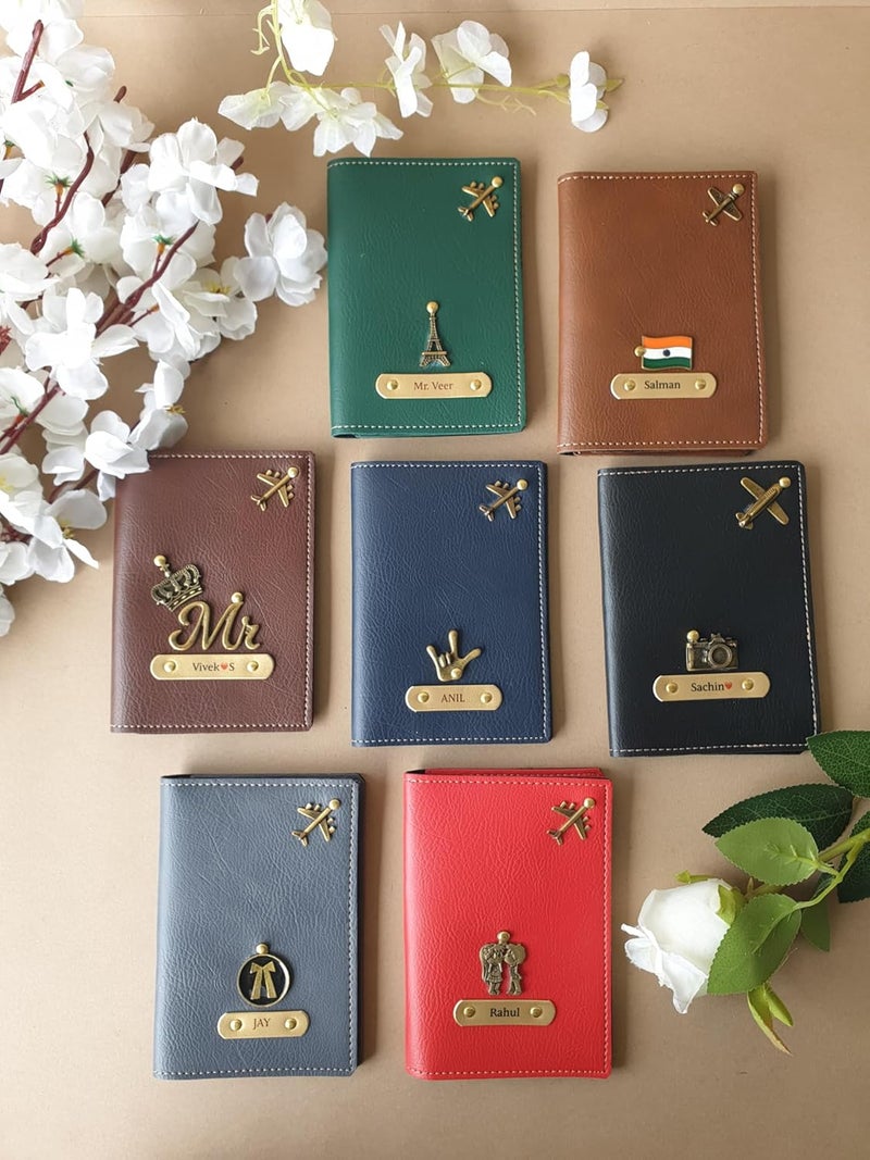 THE CUSTOMISED GIFT حافظة جواز سفر جلدية للرجال والنساء مع اسم وشارة مخصصة، حافظة جواز سفر، حجم كامل، هدايا للرجال والنساء (حافظة جواز سفر فاخرة) - Image 3