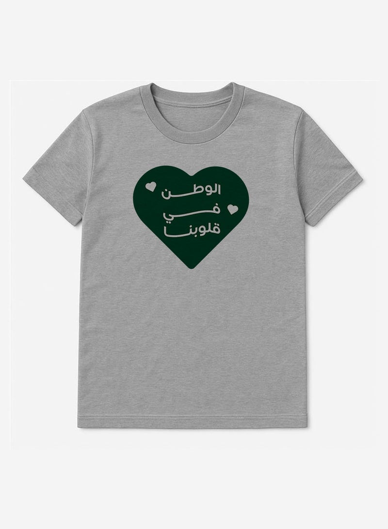 لوحة تيشيرت قطن لمناسبة اليوم الوطني السعودي أو للفخر بالانتماء للوطن في كل الأوقات للرجال والنساء - Image 1