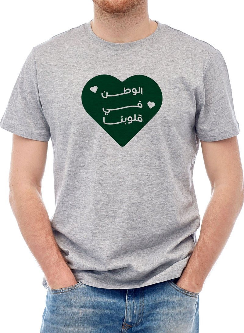 لوحة تيشيرت قطن لمناسبة اليوم الوطني السعودي أو للفخر بالانتماء للوطن في كل الأوقات للرجال والنساء - Image 2