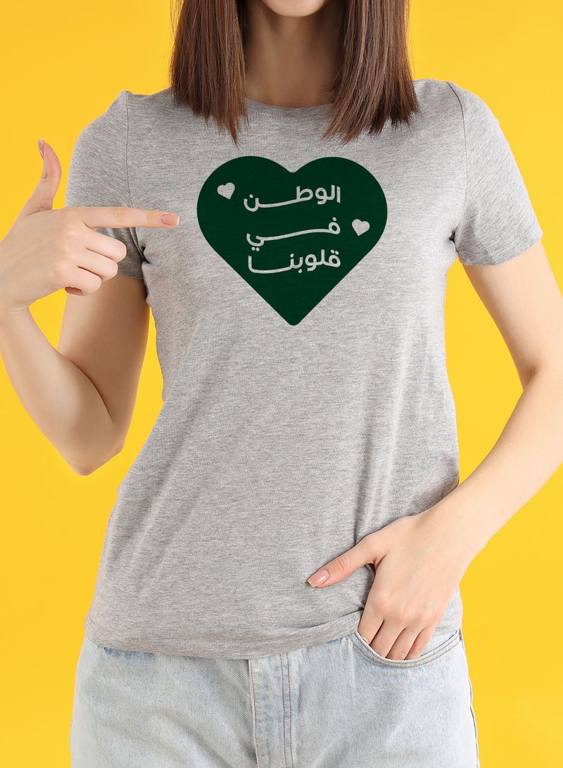 لوحة تيشيرت قطن لمناسبة اليوم الوطني السعودي أو للفخر بالانتماء للوطن في كل الأوقات للرجال والنساء - Image 3