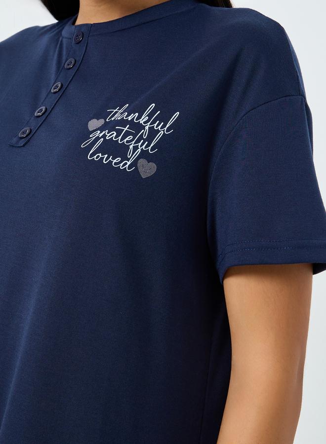 ستايلي فستان تيشيرت نوم بأكتاف منسدلة وطبعة نص - Image 3