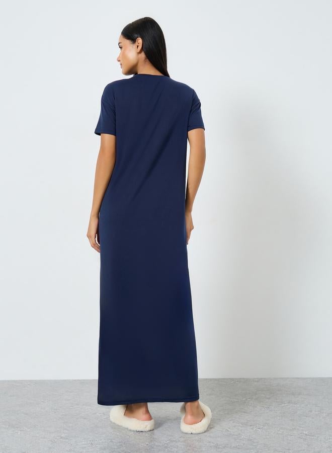 ستايلي فستان تيشيرت نوم بأكتاف منسدلة وطبعة نص - Image 4