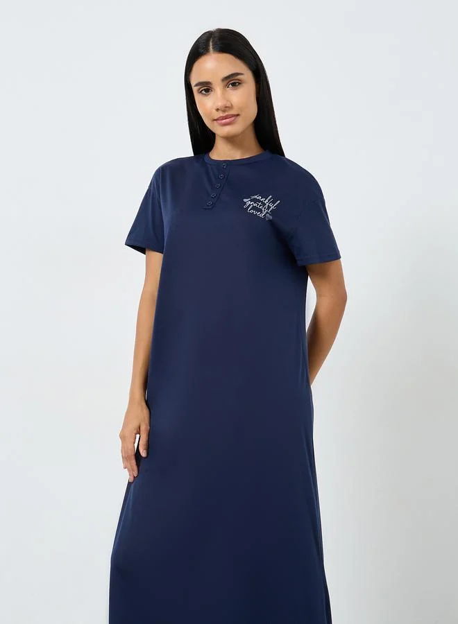 ستايلي فستان تيشيرت نوم بأكتاف منسدلة وطبعة نص