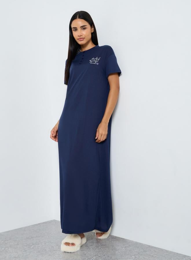 ستايلي فستان تيشيرت نوم بأكتاف منسدلة وطبعة نص - Image 1