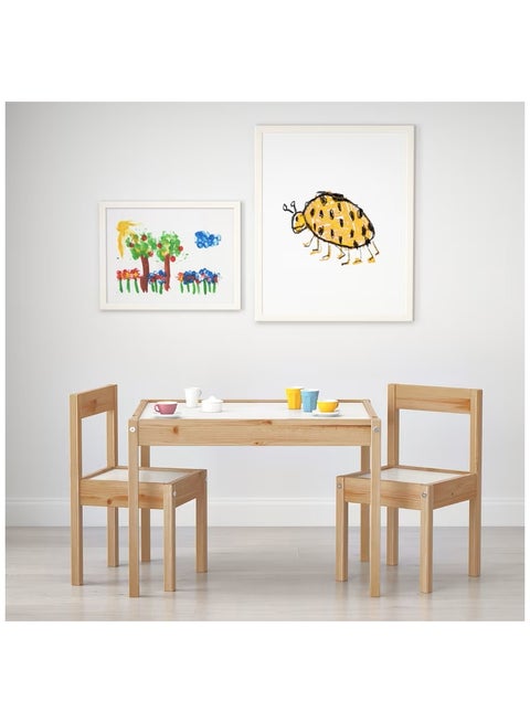طاولة أطفال من الصنوبر مع كرسيين، للاستخدام الداخلي والخارجي ومناسبة للغرف الصغيرة أو المساحات باللون الأبيض/البني