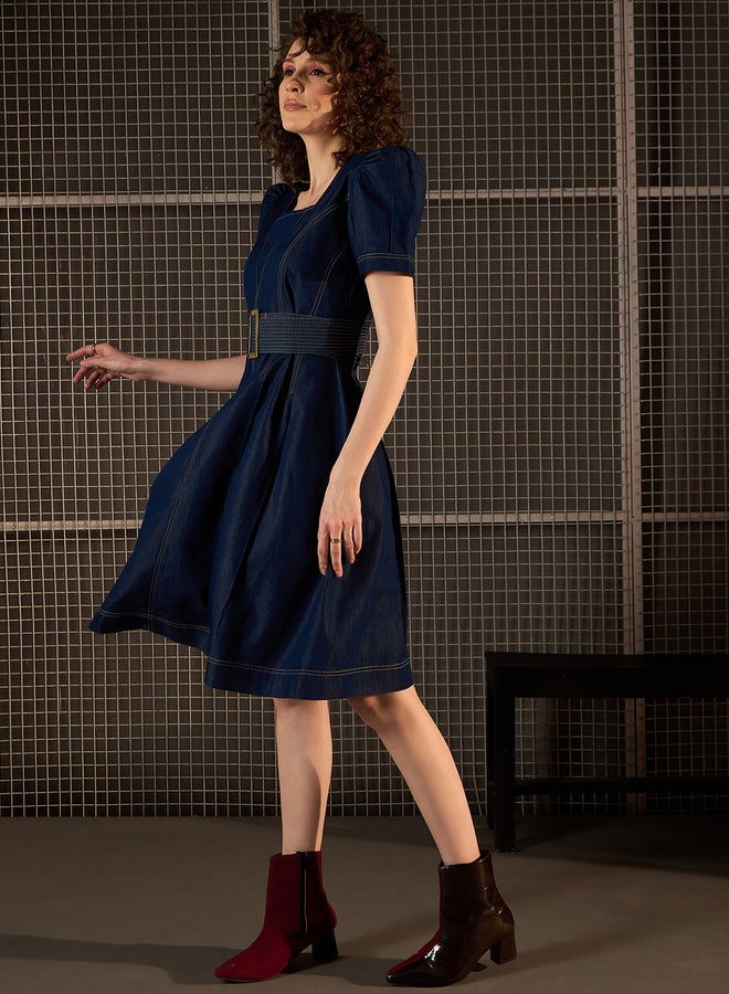 ستايل ستون فستان دينم بأكمام منتفخة وطول الركبة مع حزام - Image 4