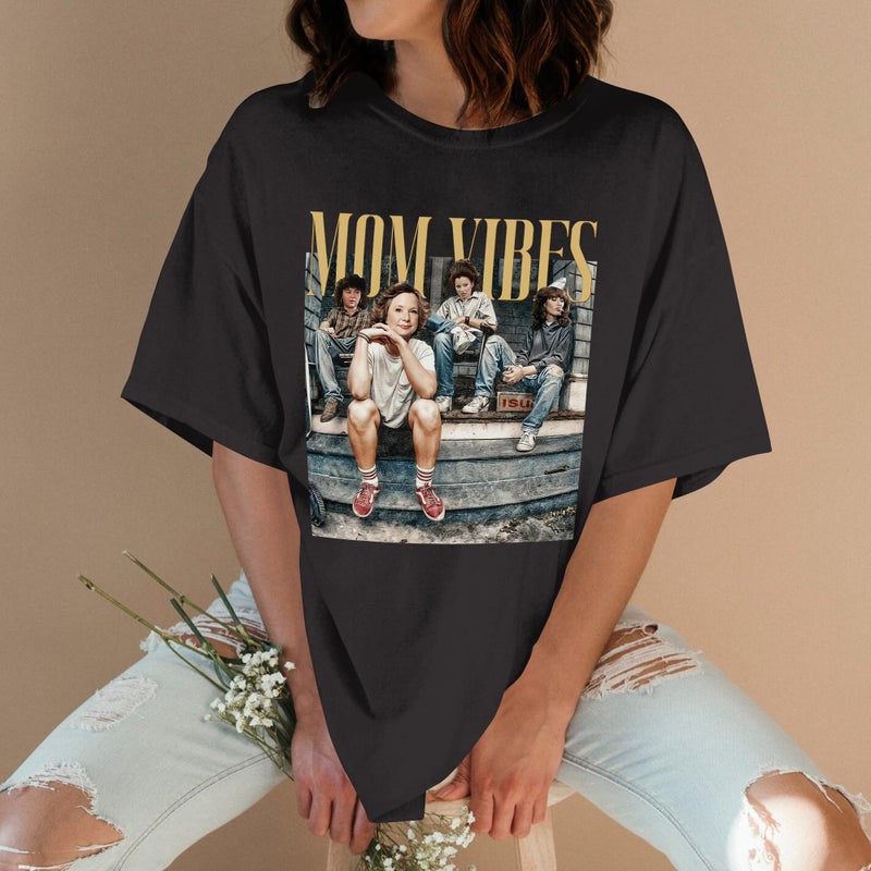 DIGForest Mom Vibes Tshirt - Retro Moms Shirt - Mother's Day Shirts for Mum - Mama Vibes Tees - 90s Sitcom Moms Tshirts - Gift for Mother (Black - L) - Image 2