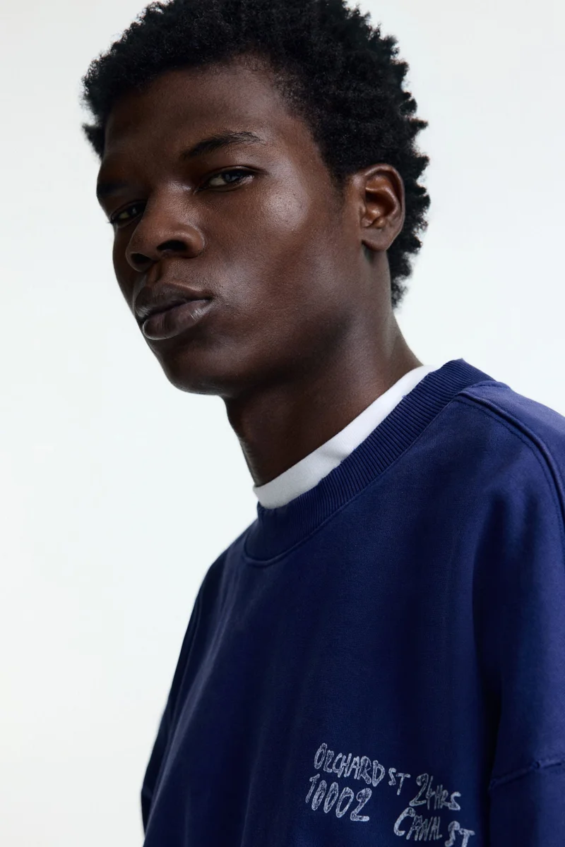 اتش اند ام سويت-شيرت فضفاض بطبعة مميزة