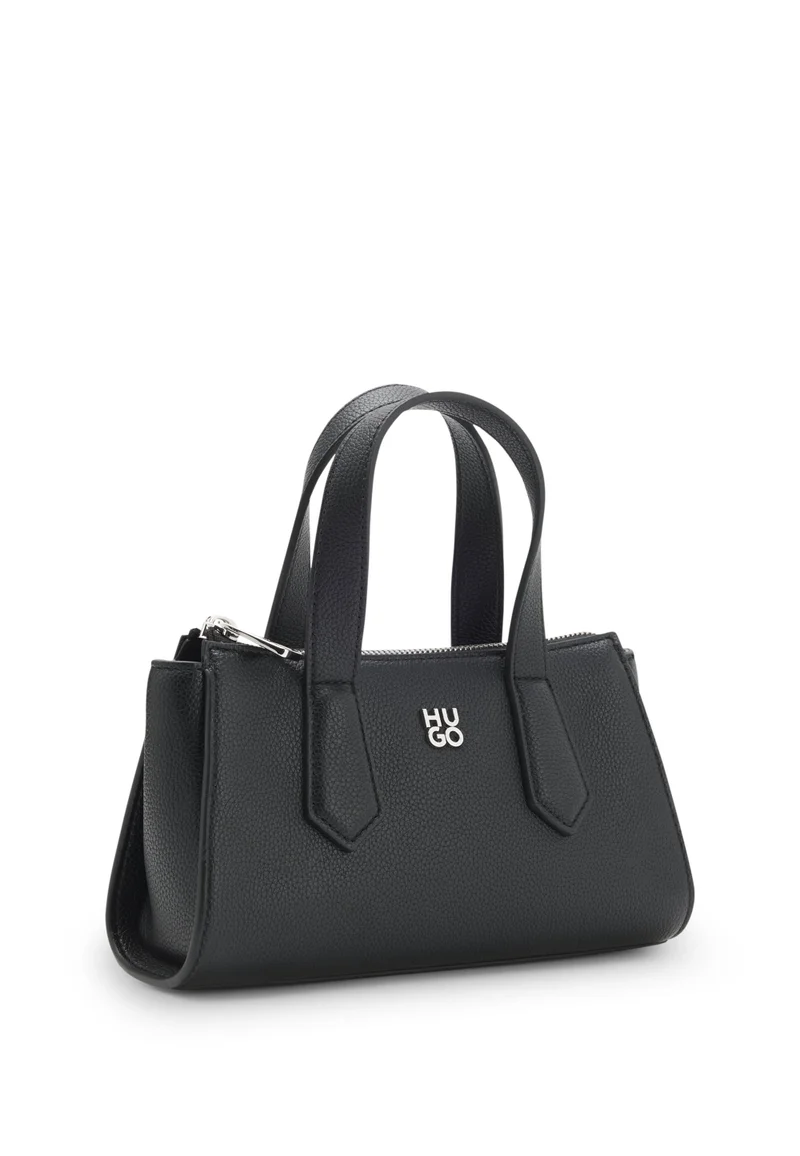 هوجو حقيبة كتف جلد صناعي محبب بإكسسوارات شعار مكدس